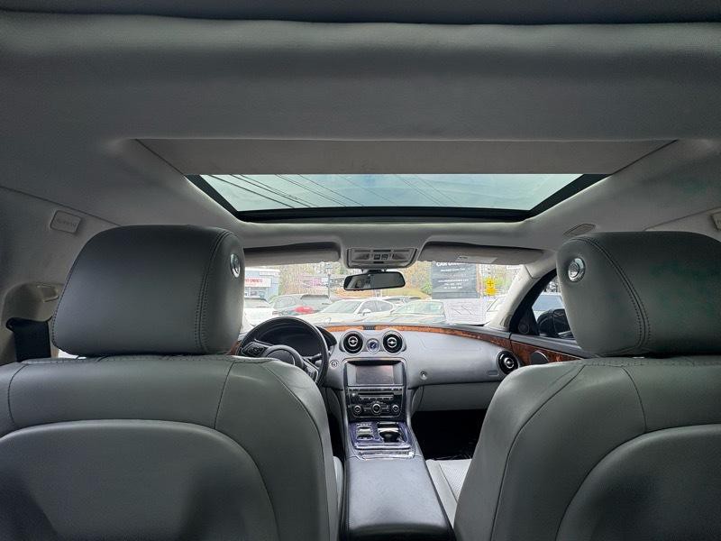 2011 Jaguar XJ Image 13