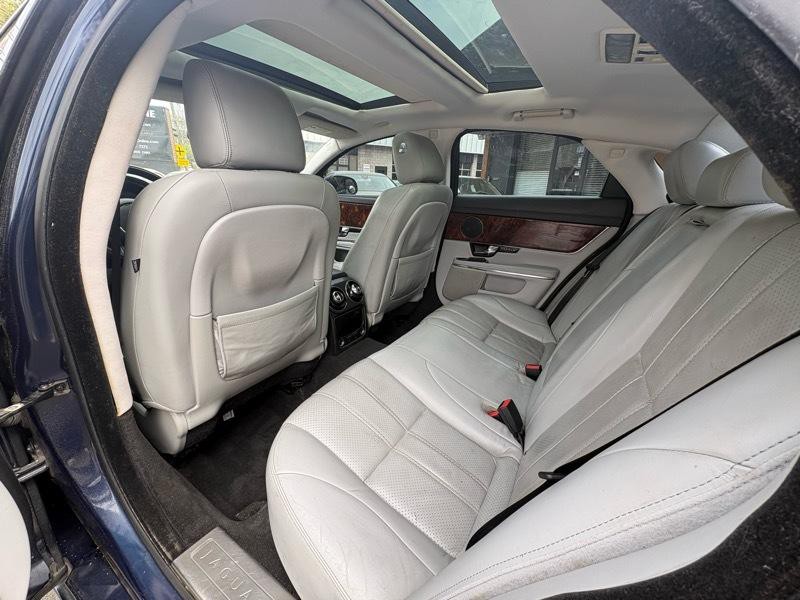 2011 Jaguar XJ Image 16