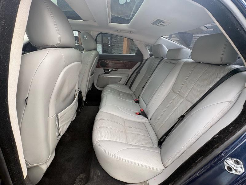 2011 Jaguar XJ Image 17