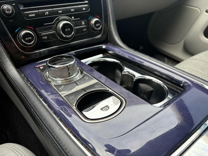 2011 Jaguar XJ Image 23