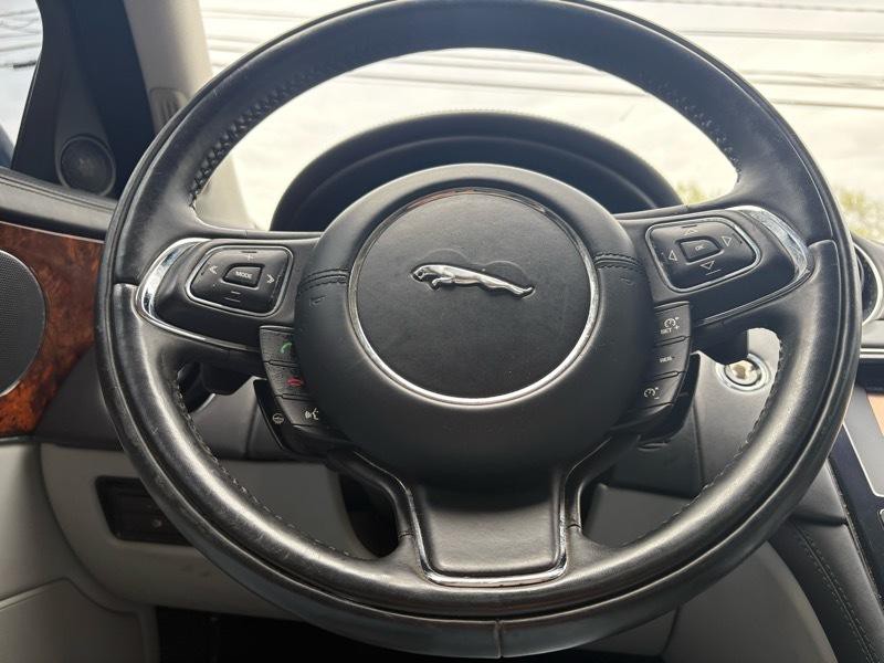 2011 Jaguar XJ Image 24