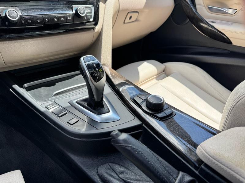 2017 BMW 3 Series Image 12