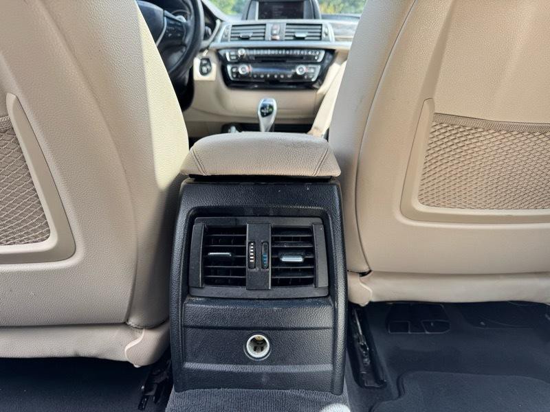 2017 BMW 3 Series Image 21