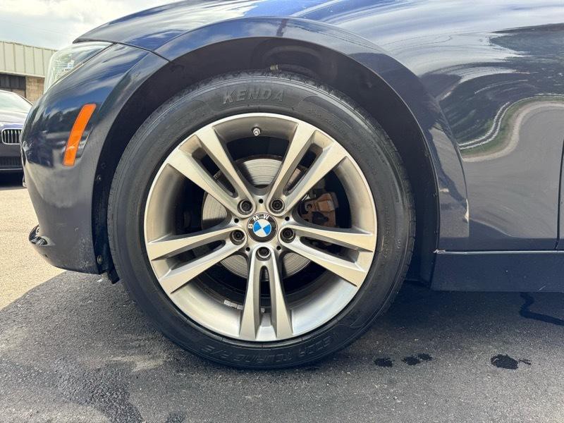 2017 BMW 3 Series Image 24