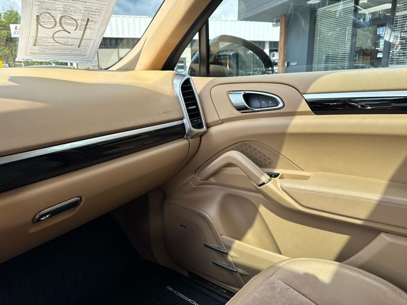 2017 Porsche Cayenne Image 25