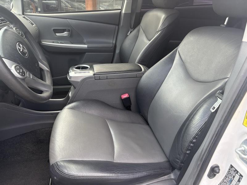 2012 Toyota Prius Image 11