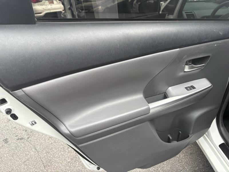 2012 Toyota Prius Image 12