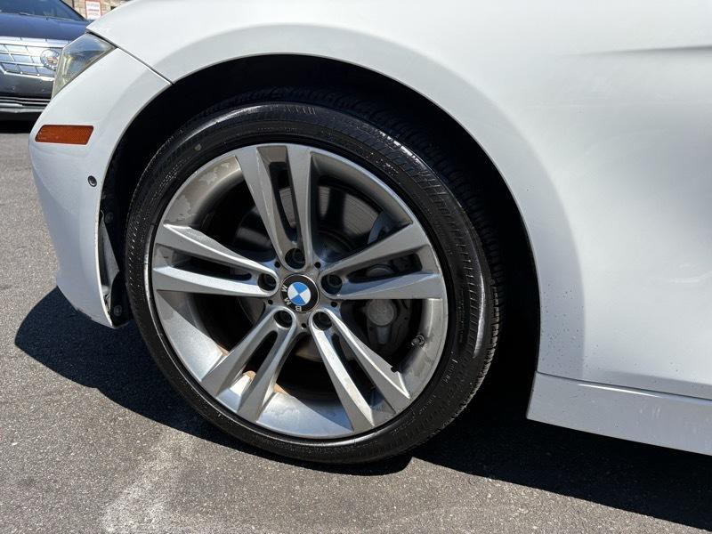 2013 BMW 3 Series Image 9