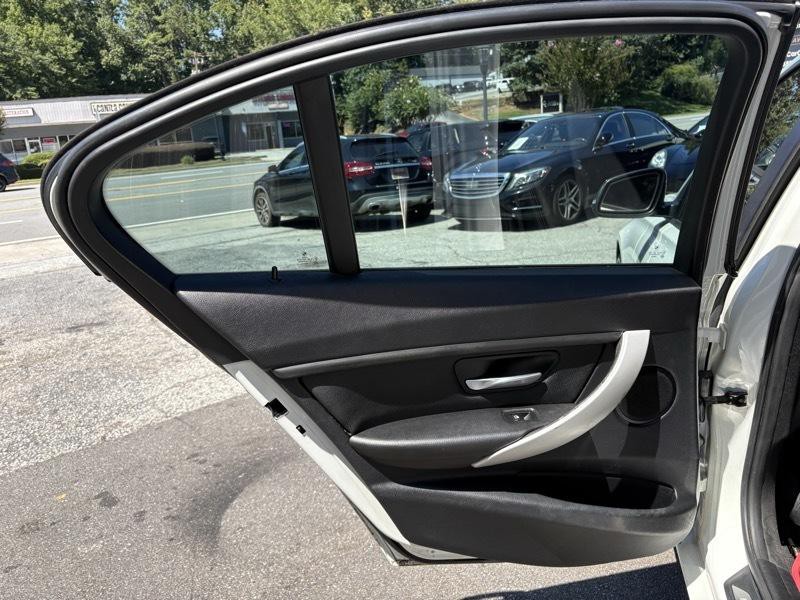 2013 BMW 3 Series Image 25