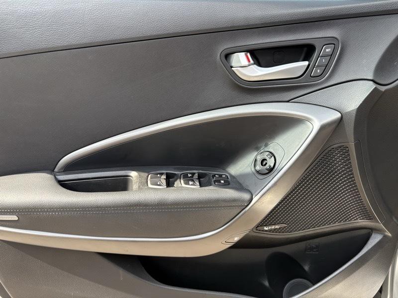 2017 Hyundai Santa Fe Image 11