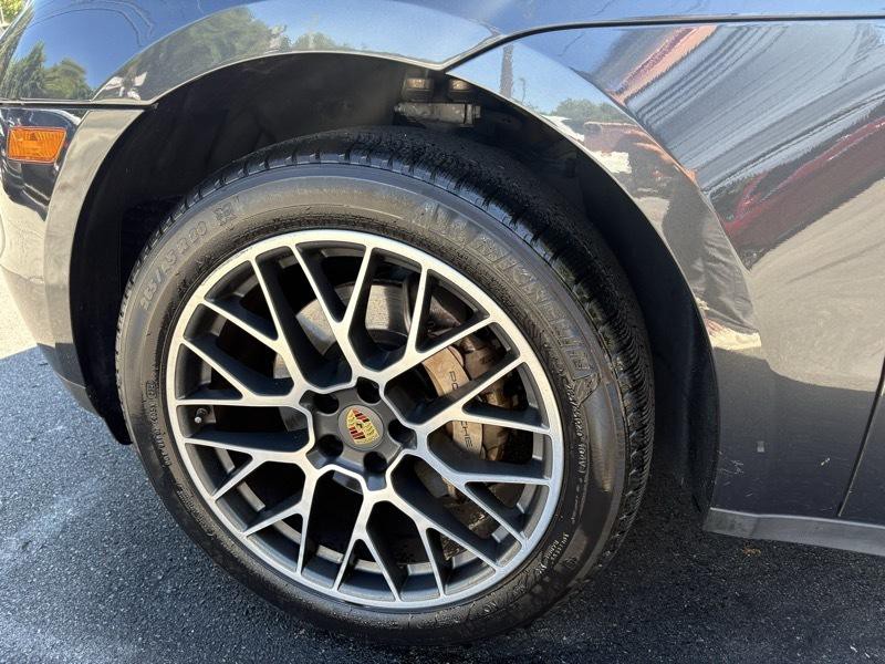 2017 Porsche Macan Image 9