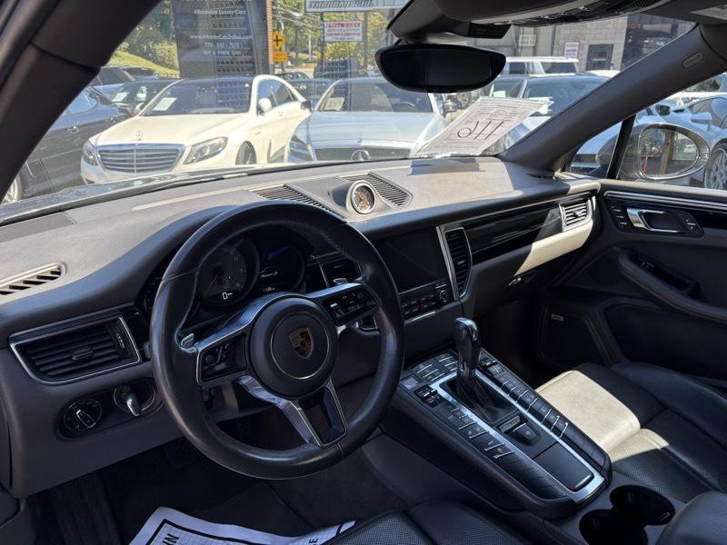 2017 Porsche Macan Image 15