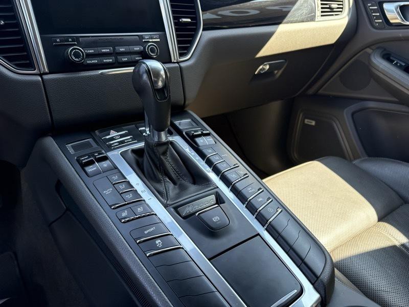 2017 Porsche Macan Image 16