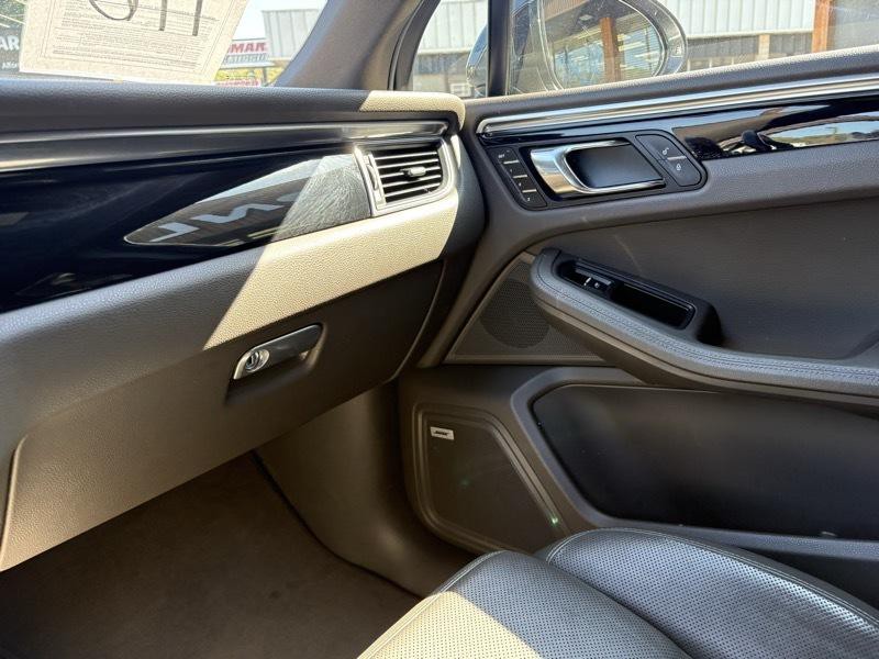 2017 Porsche Macan Image 18
