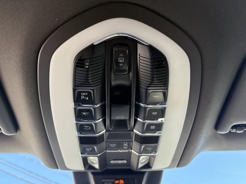 2017 Porsche Macan Image 21