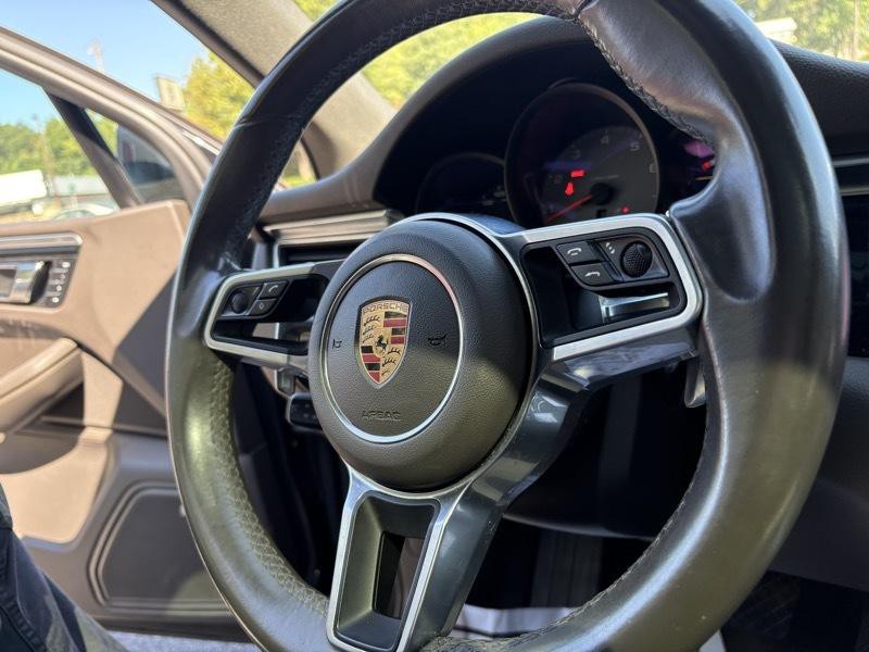 2017 Porsche Macan Image 22