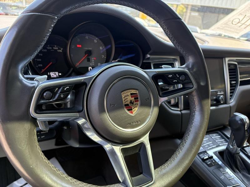 2017 Porsche Macan Image 23