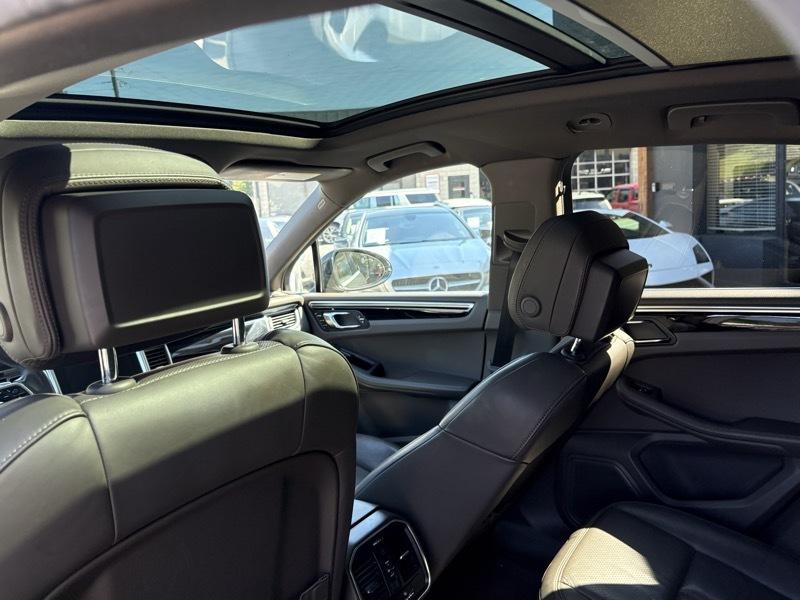 2017 Porsche Macan Image 26