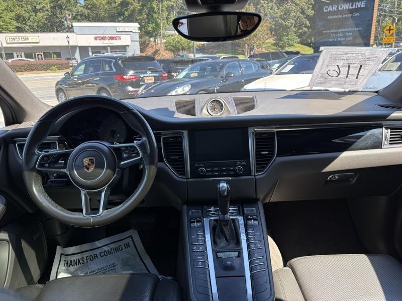 2017 Porsche Macan Image 28