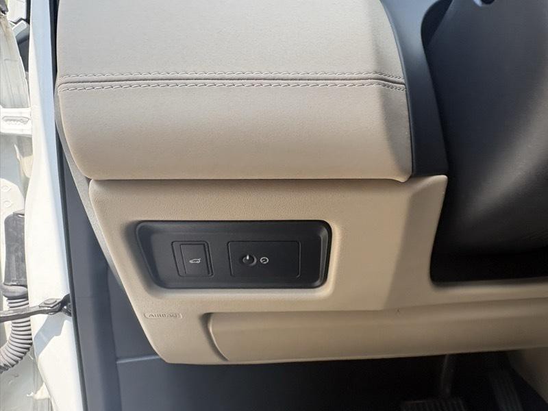 2018 Land Rover Discovery Sport Image 24