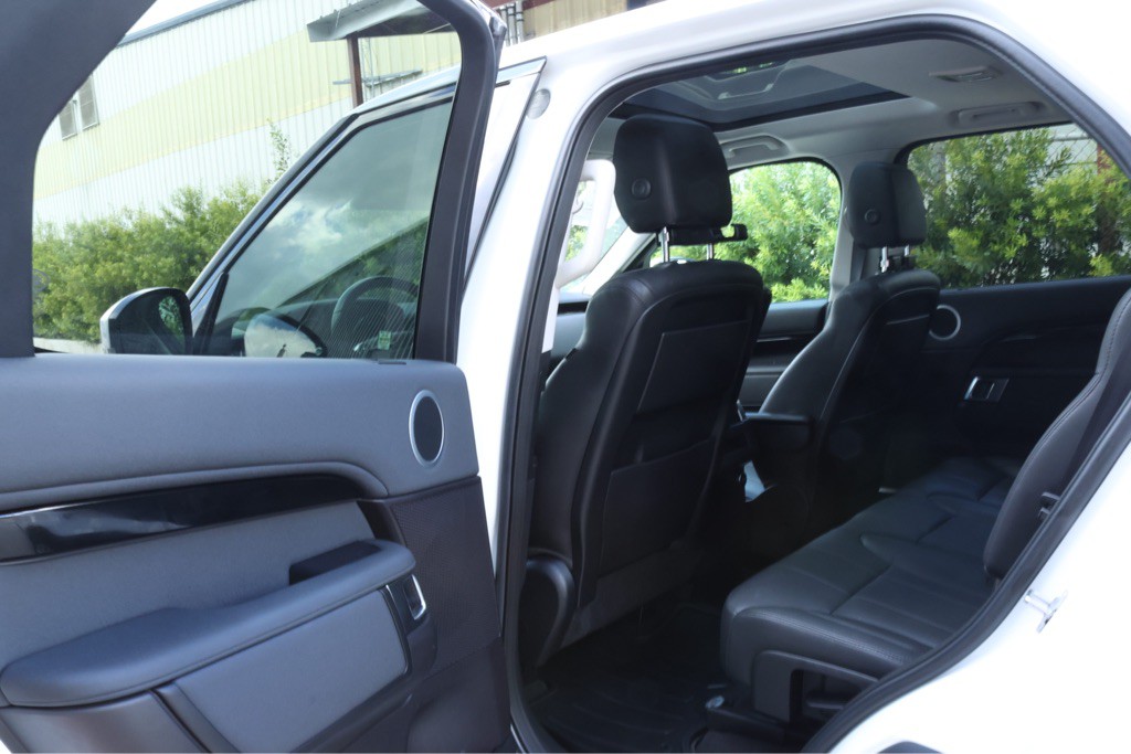 2018 Land Rover Discovery Image 15
