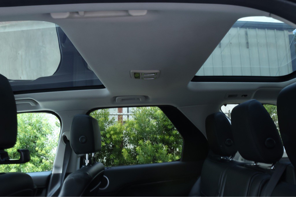 2018 Land Rover Discovery Image 16
