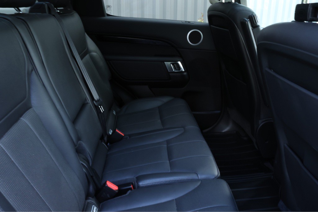 2018 Land Rover Discovery Image 18