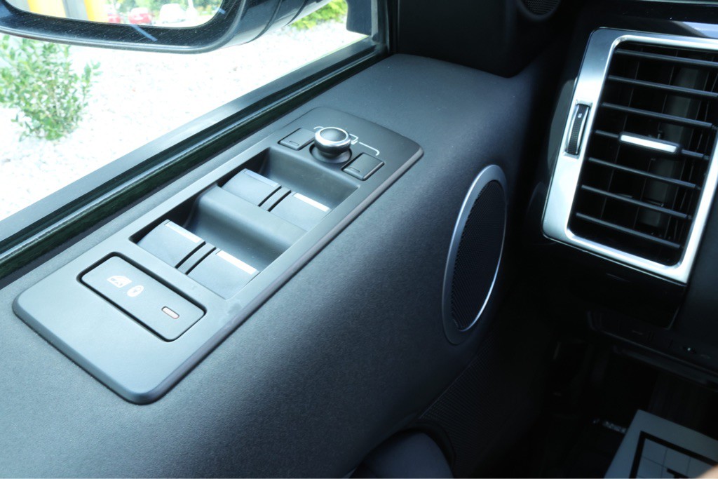2018 Land Rover Discovery Image 28