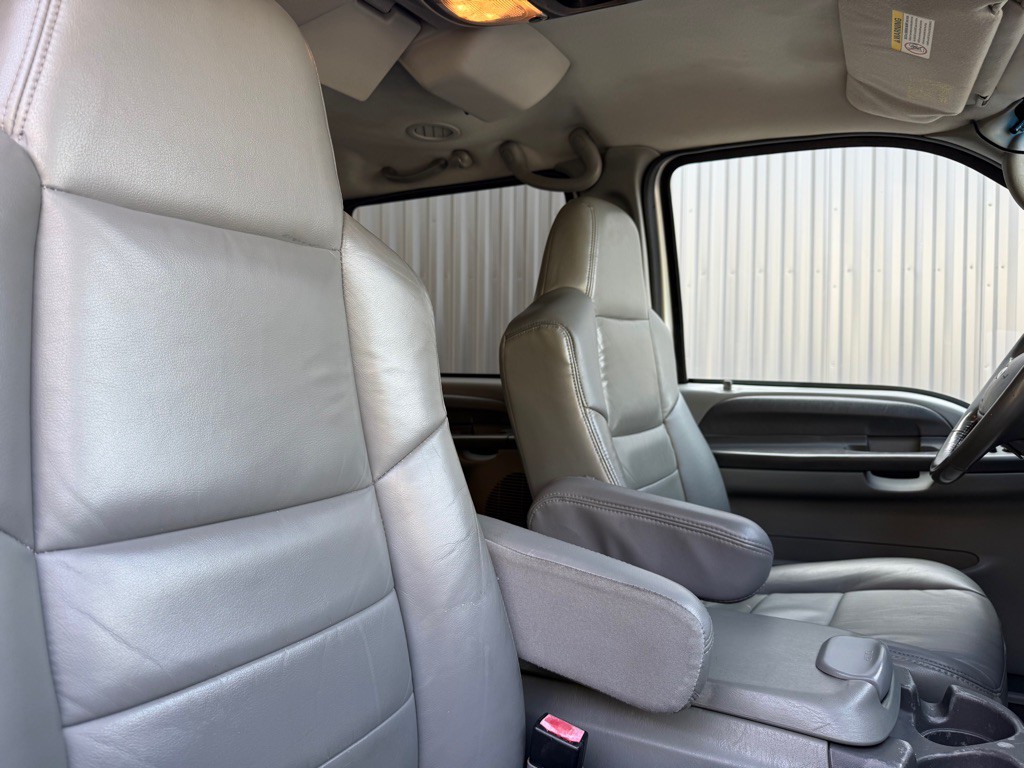 2004 Ford Excursion Image 16