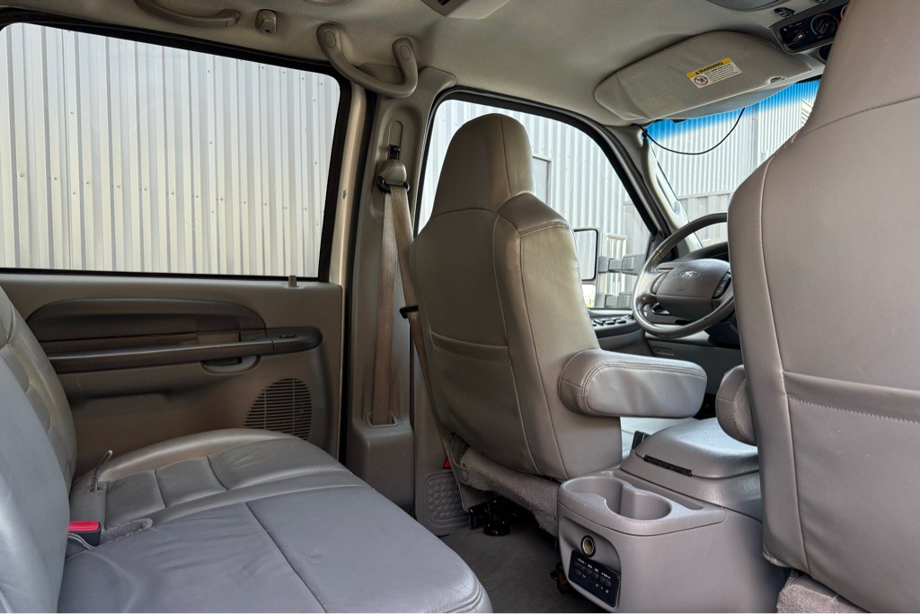 2004 Ford Excursion Image 23