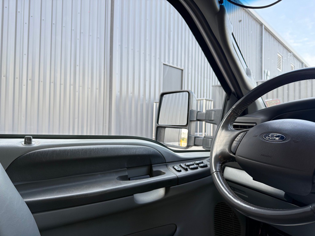 2004 Ford Excursion Image 29