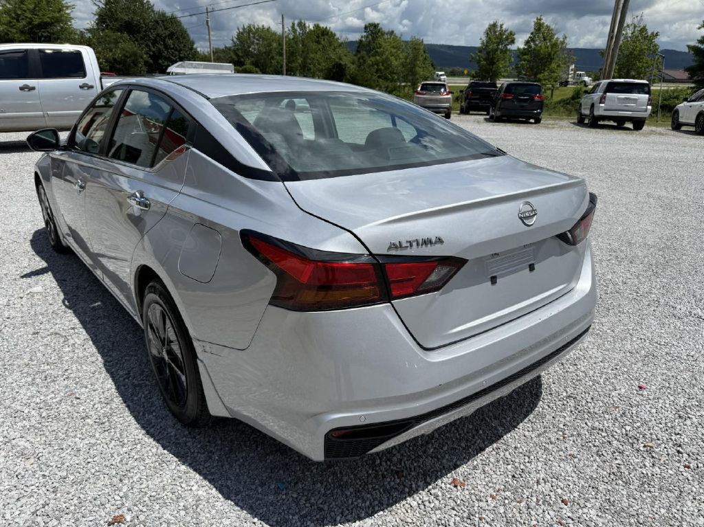 2023 Nissan Altima Image 2