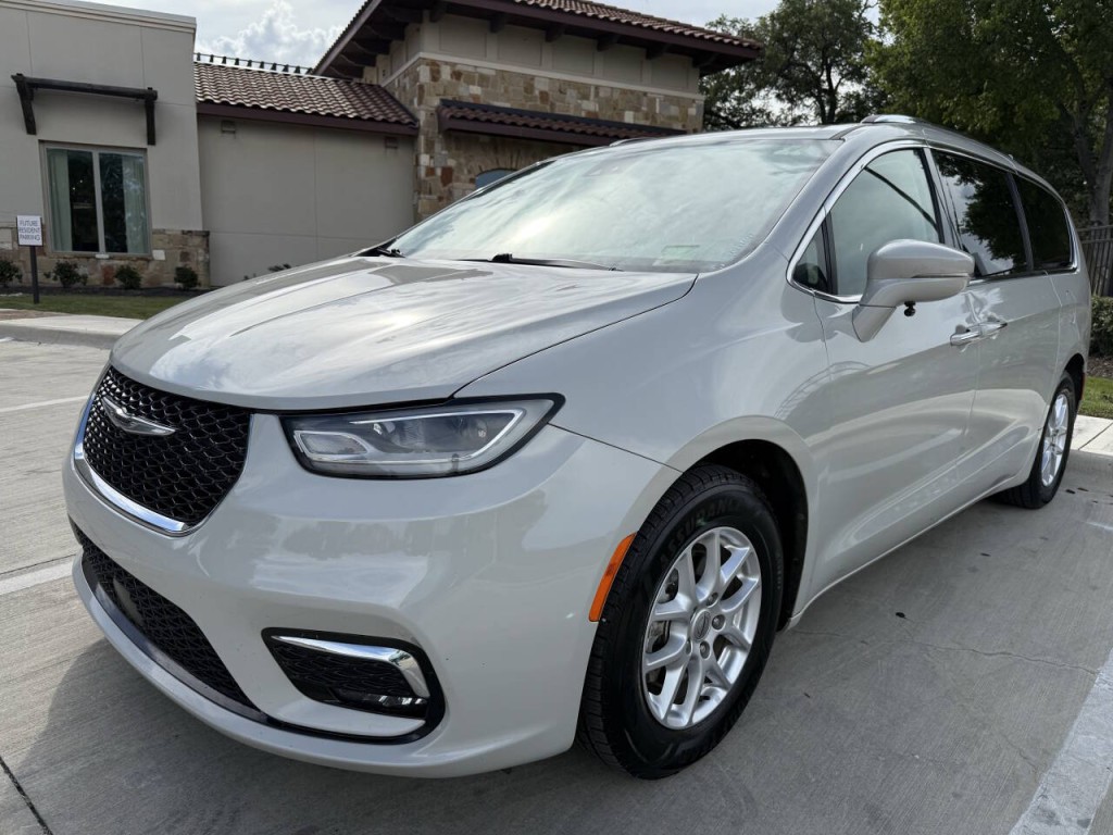 2021 Chrysler Pacifica Image 3