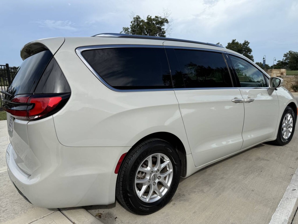 2021 Chrysler Pacifica Image 4