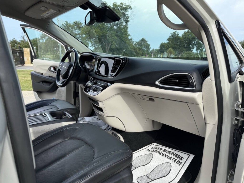2021 Chrysler Pacifica Image 9