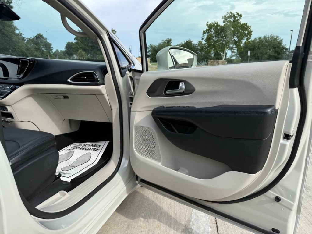 2021 Chrysler Pacifica Image 11