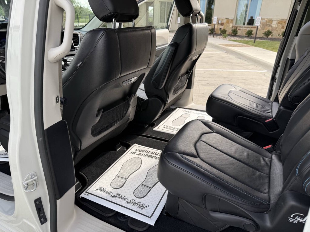 2021 Chrysler Pacifica Image 16