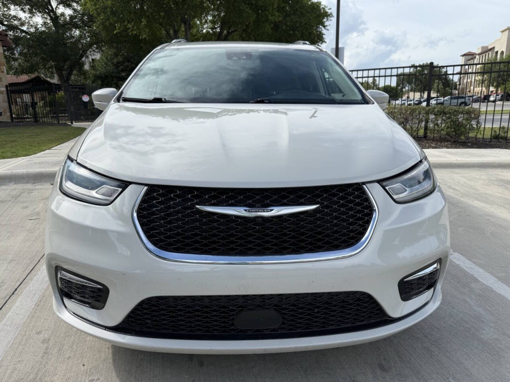 2021 Chrysler Pacifica Image 2