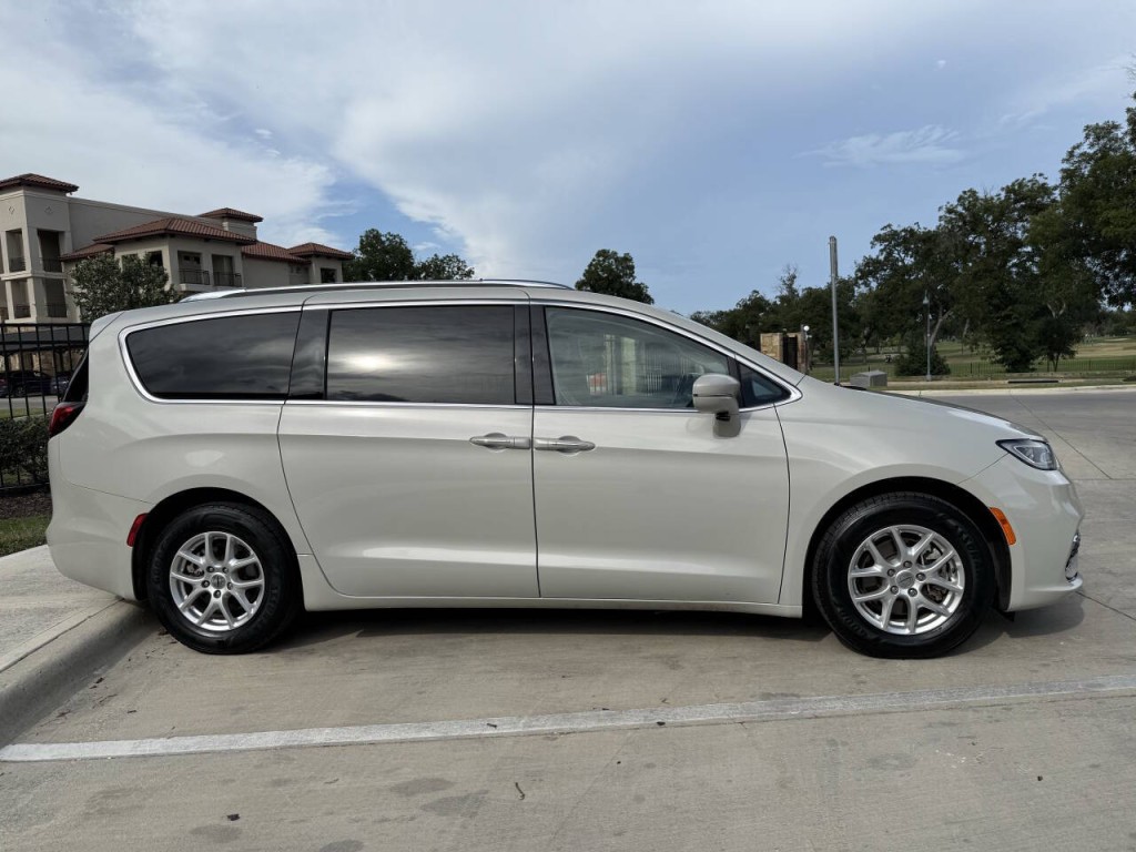 2021 Chrysler Pacifica Image 4