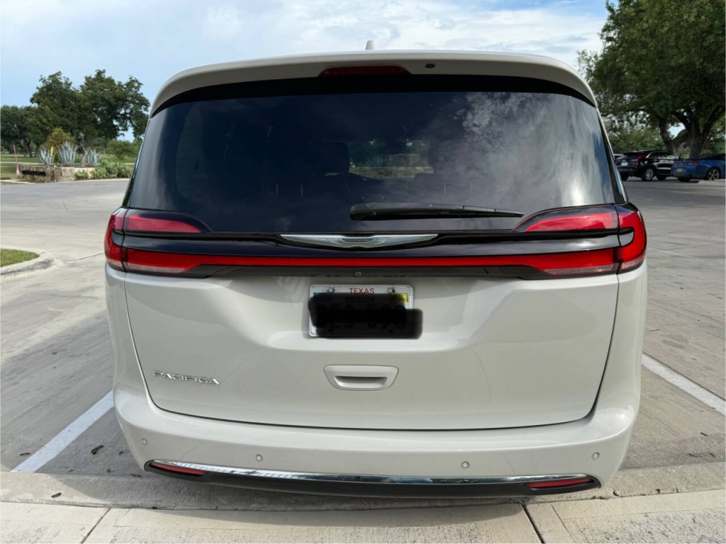 2021 Chrysler Pacifica Image 8