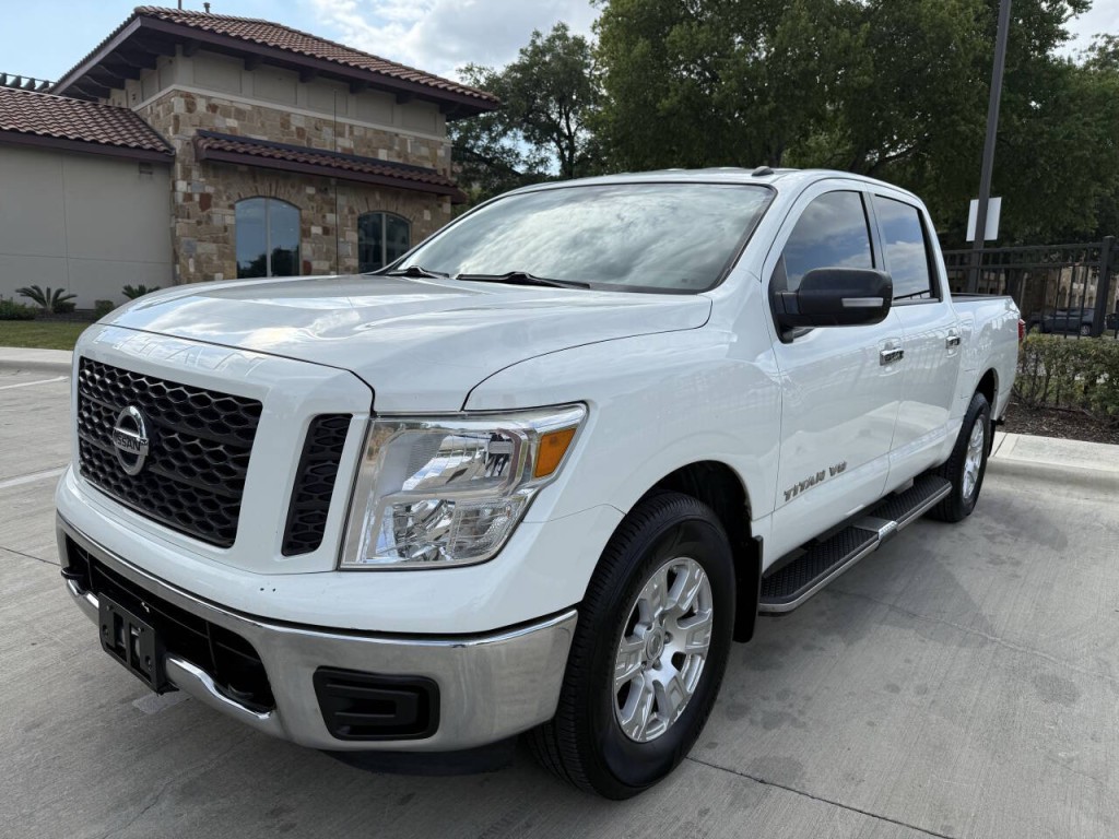2019 Nissan Titan Image 1
