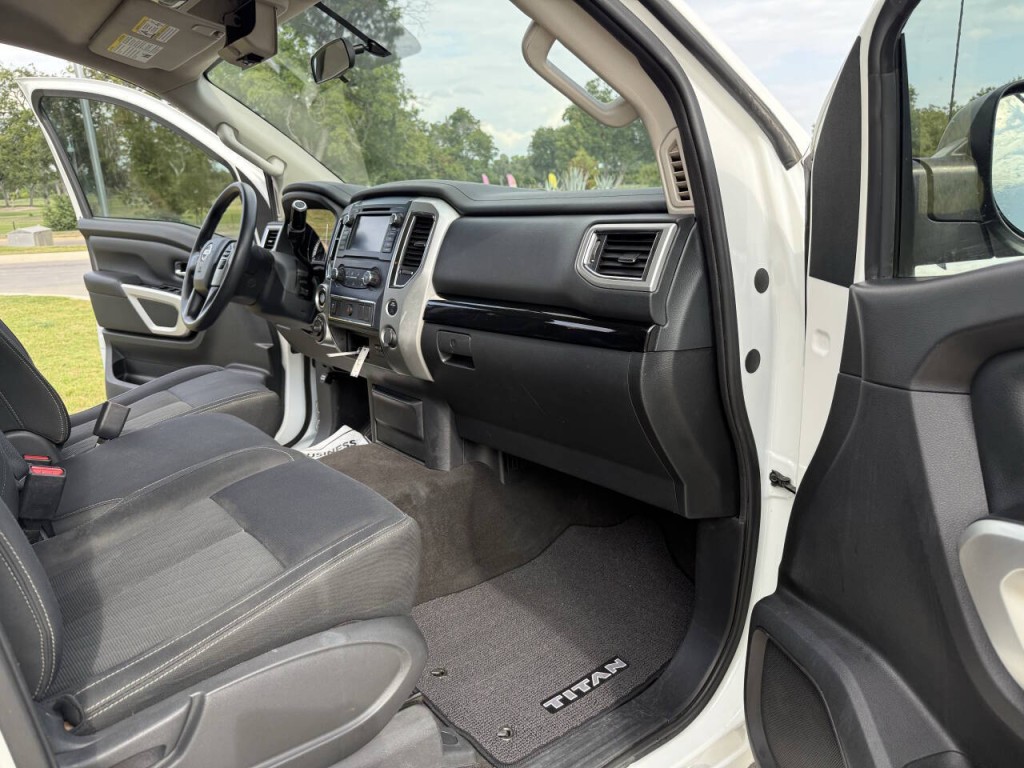 2019 Nissan Titan Image 9