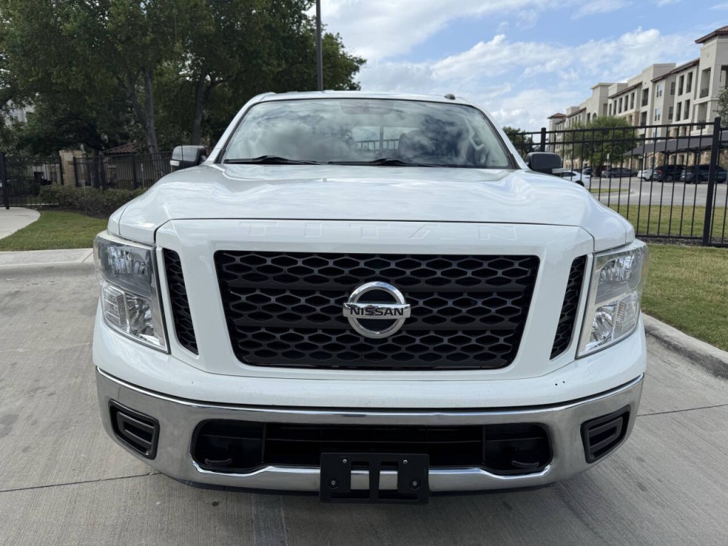 2019 Nissan Titan Image 2