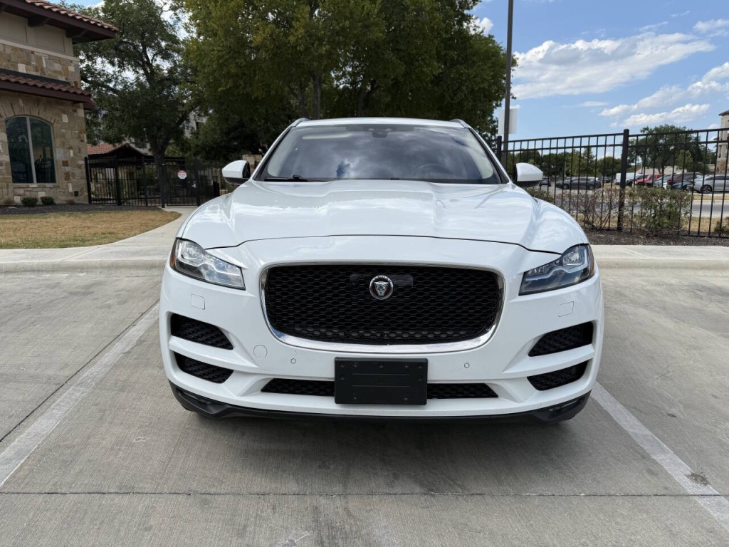 2019 Jaguar F-PACE Image 2