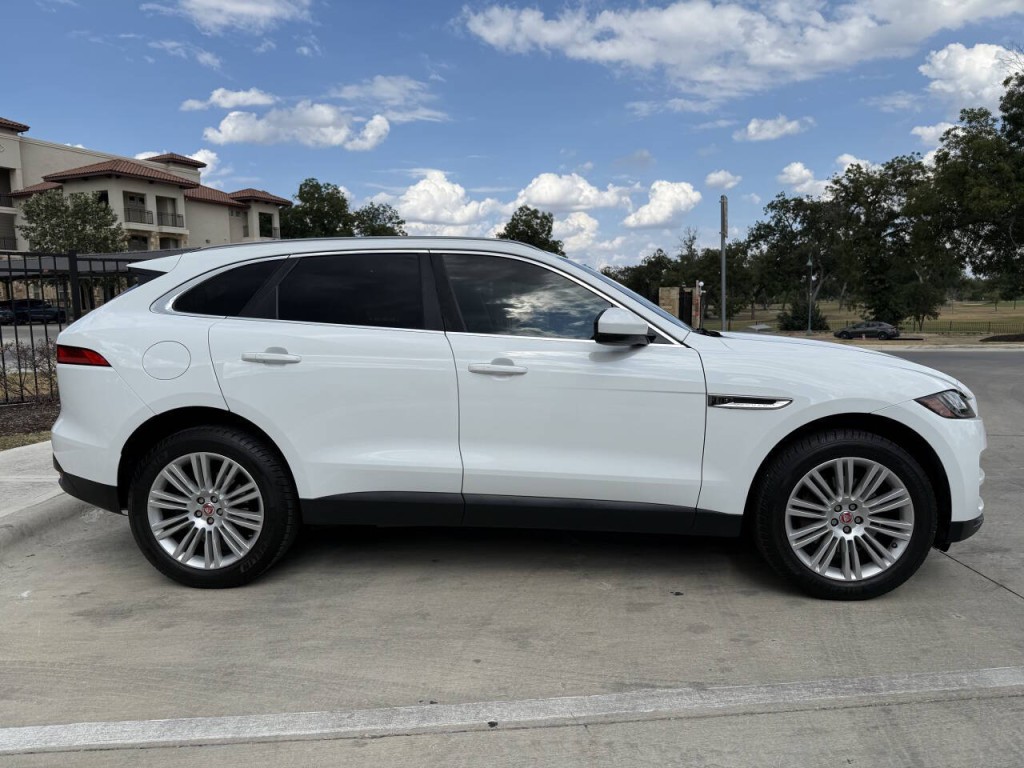 2019 Jaguar F-PACE Image 4