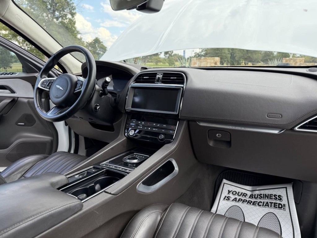 2019 Jaguar F-PACE Image 7
