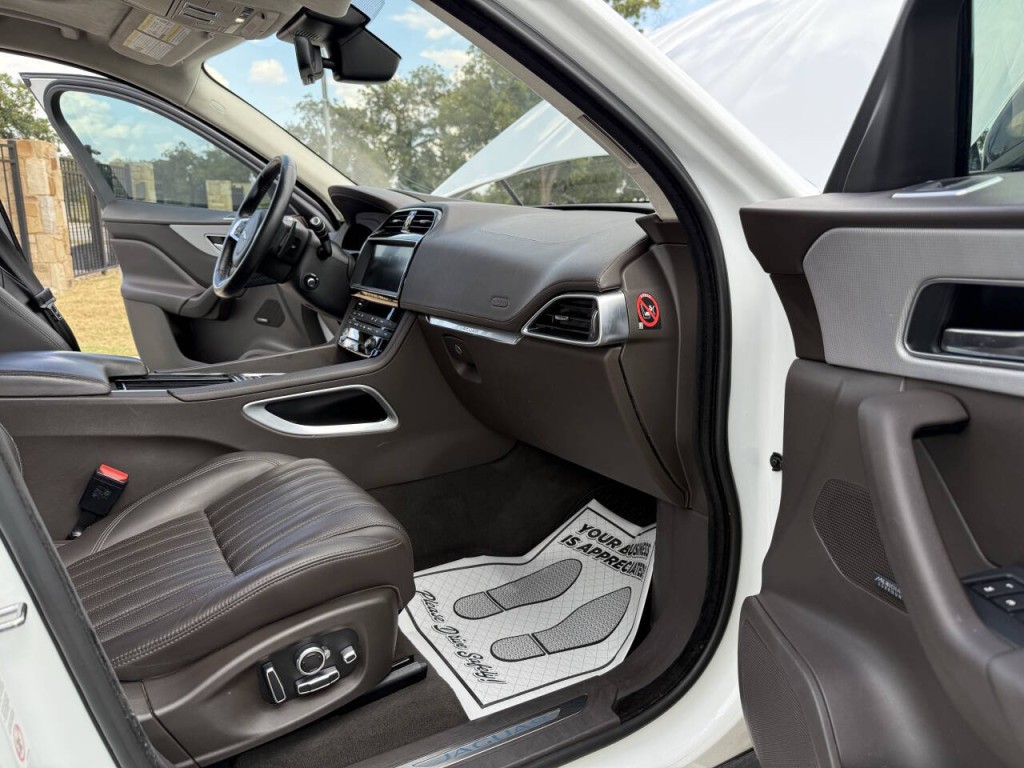 2019 Jaguar F-PACE Image 9