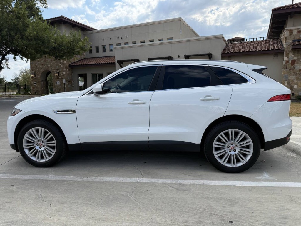 2019 Jaguar F-PACE Image 10