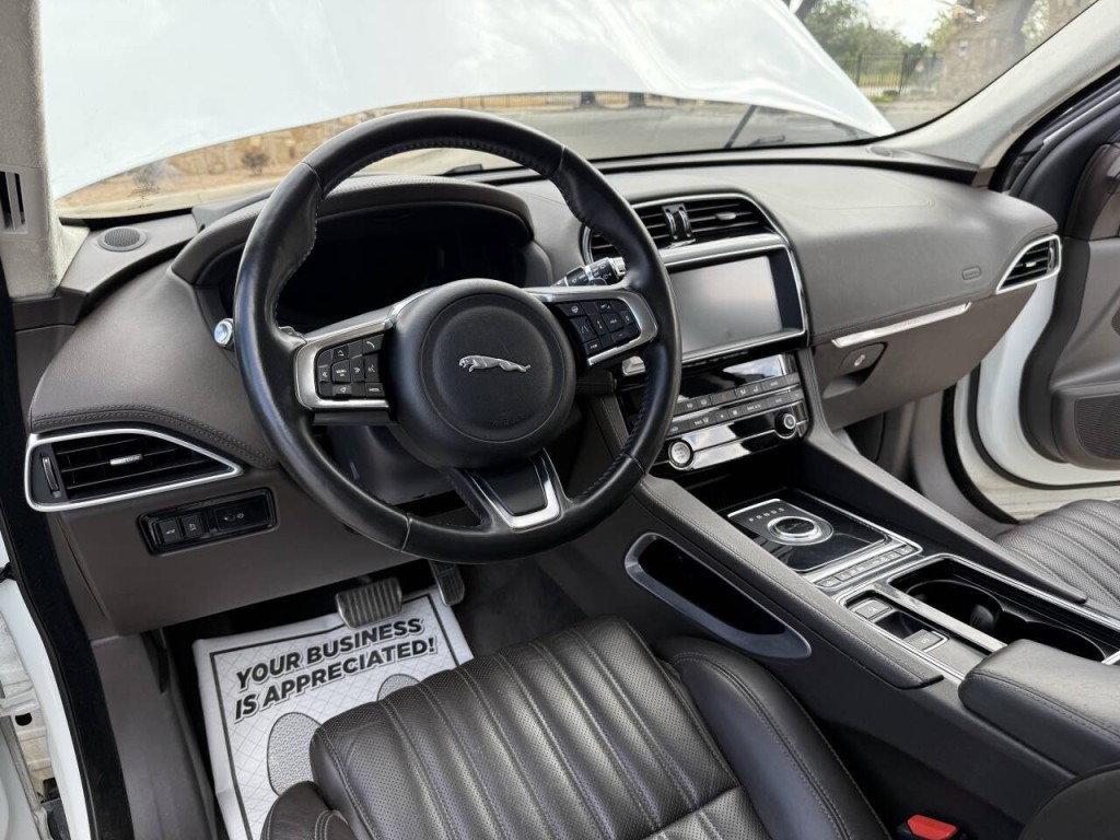 2019 Jaguar F-PACE Image 13