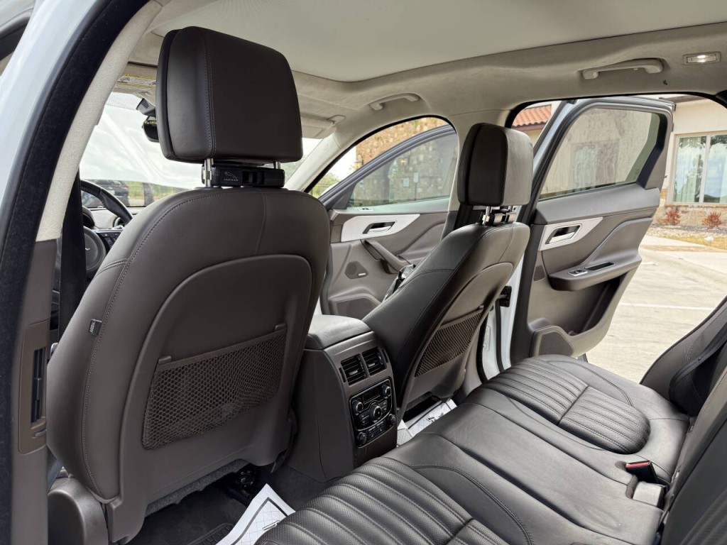2019 Jaguar F-PACE Image 14